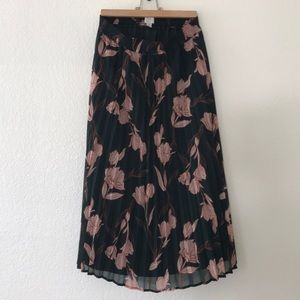 Band waist pleated skirt